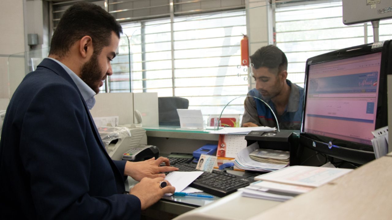 شعب بانک‌ها باید کاهش یابد