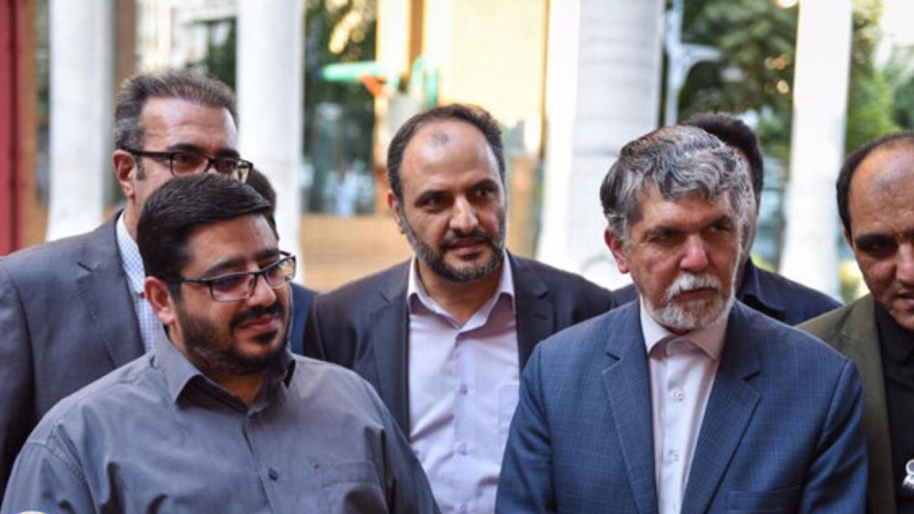 وزیر ارشاد از یک نمایشگاه دفاع مقدسی بازدید کرد