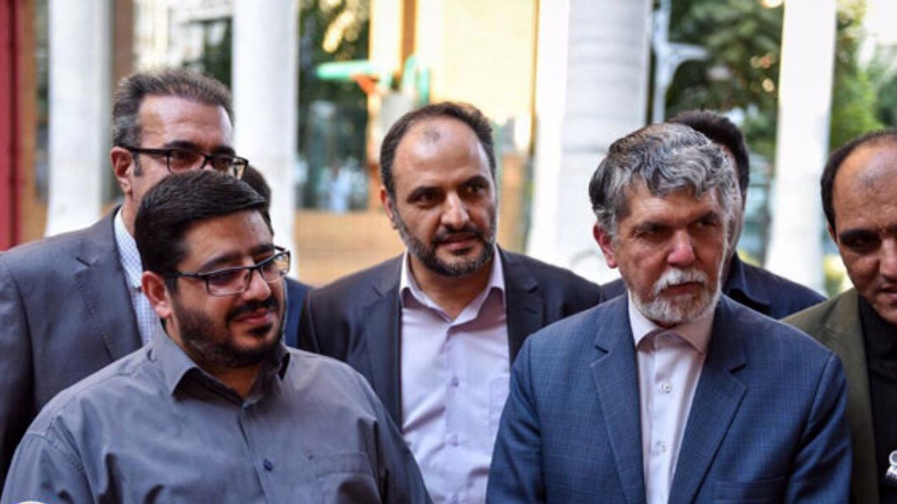 وزیر ارشاد از یک نمایشگاه دفاع مقدسی بازدید کرد