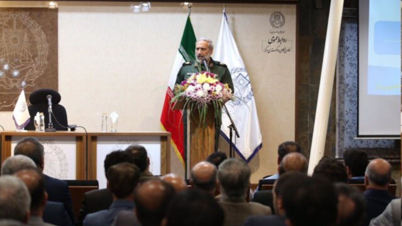 دشمنان به دنبال این هستند در گوشه‌ای با یک دیپلمات ما مذاکره کنند