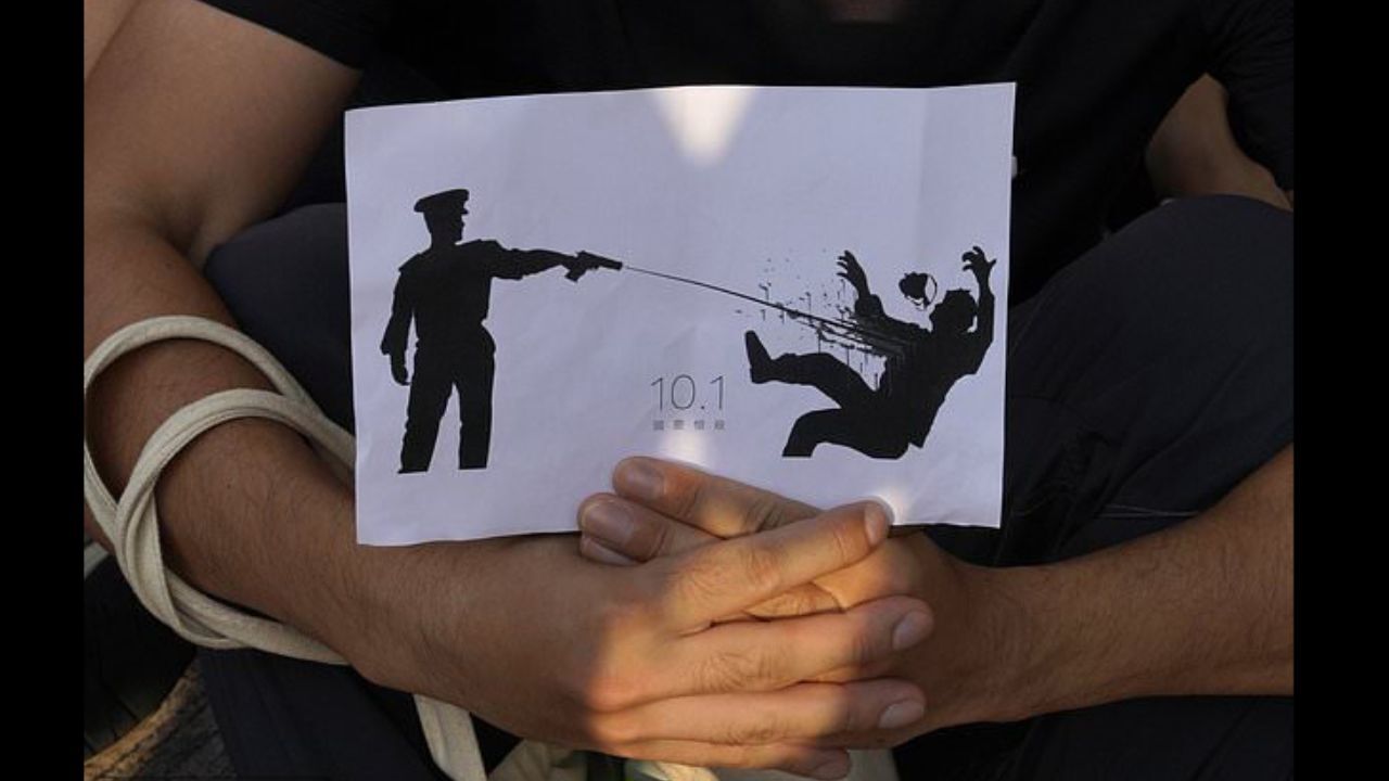 دانشجویان هنگ‌کنگی در اعتراض به شلیک پلیس به سینه یک معترض تجمع کردند