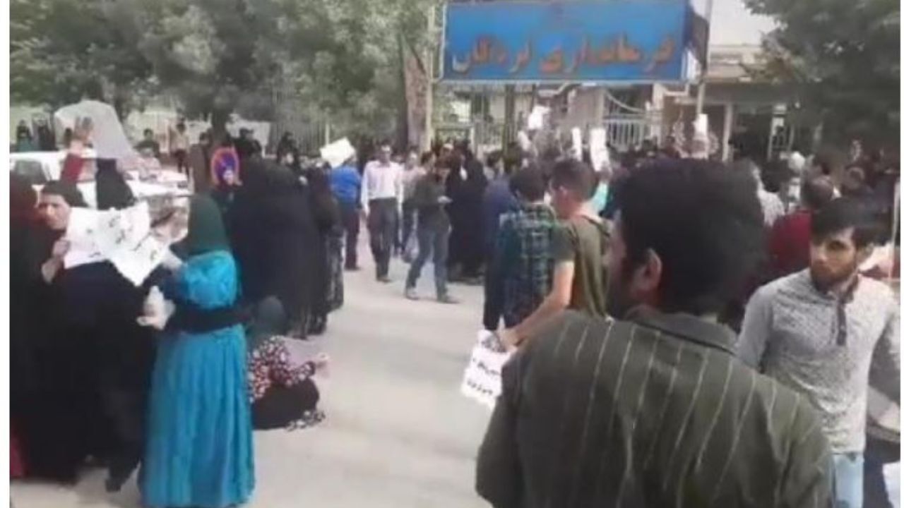ماجرای شیوع ویروس ایدز در روستای «چنارمحمودی» چیست؟/ رئیس مرکز بیماری‌های واگیر وزارت بهداشت: ابتلا به «اچ ای وی» ارتباطی با تست قند خون نداشته است/ رئیس کل دادگستری استان چهارمحال و بختیاری: درباره سرنگ آلوده شهرستان لردگان پرونده تشکیل و یک بهیار بازداش