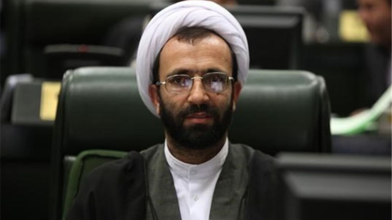 مؤسسات زبان نباید در دست افراد خاصی باشد