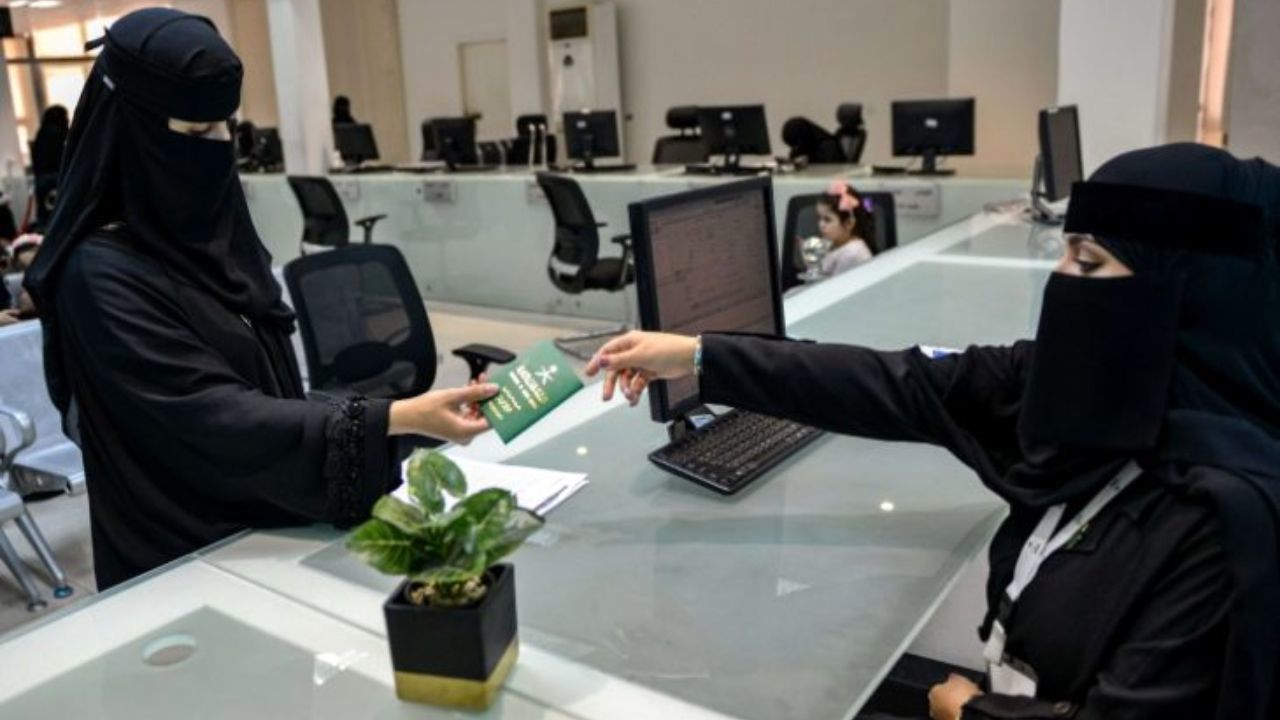 زنان عربستان حق مسافرت دارند، حق خروج از خانه نه!