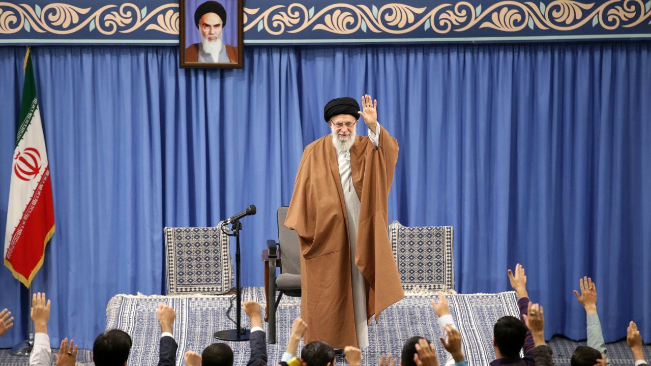 مذاکره با آمریکا هیچ نتیجه‌ای ندارد چون قطعا هیچ امتیازی نمی‌دهند/ آمریکا همان آمریکا است/ مهمترین پاسخ ما در مقابل دشمنی آمریکا، جلوگیری از نفوذ مجدد سیاسی آنهاست/ بعضی‌ها تاریخ را تحریف می‌کنند که «شروع اختلافات از تسخیر لانه جاسوسی بوده»/ انقلاب اسلامی