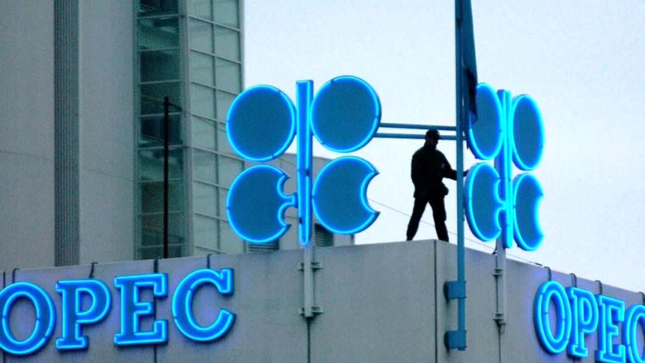 اوپک و متحدانش آماده کاهش بیشتر تولید نفت می‌شوند