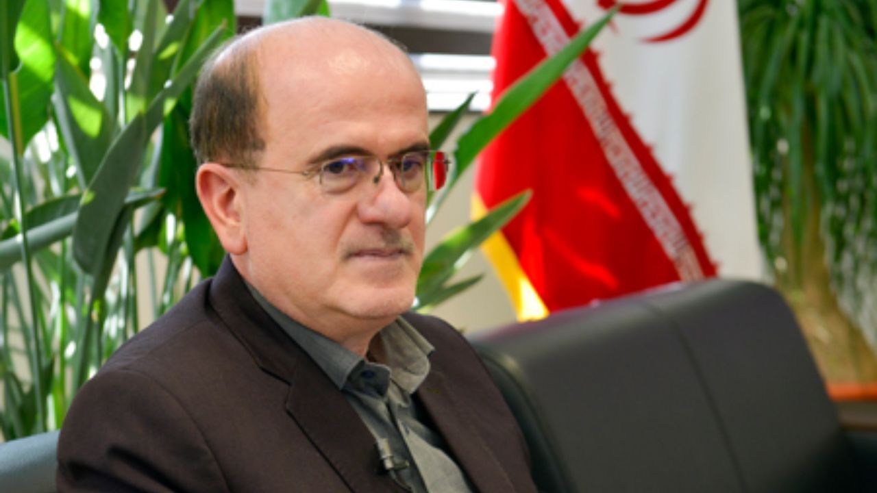 ثابت نگه داشتن نرخ کرایه تاکسی منطقی نیست/ دولت افزایش نرخ کرایه ها را قانون‌مند کند/ سهمیه در نظر گرفته شده برای تاکسی‌ها به هیچ وجه کافی نیست/ می توان از افزایش ناگهانی و بی رویه کرایه تاکسی‌ها جلوگیری کرد