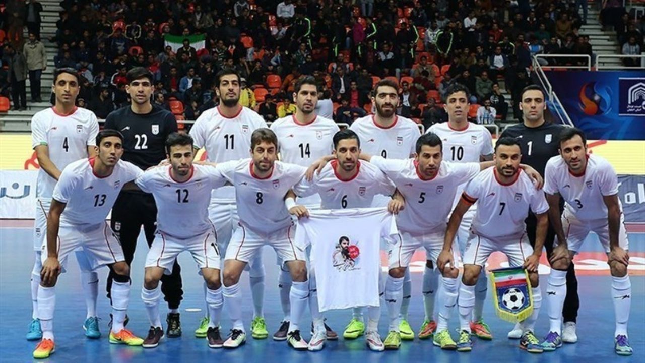 برخی از بازیکنان تیم ملی فوتسال خودرأی شده‌اند/ بازیکنان فوتسال ایران در تاکسی‌های اینترنتی مشغول به کار هستند/ چرا بازیکنی که محروم است به تیم ملی دعوت می‌شود؟/ فوتسال ایران بعد از جام‌جهانی افت می‌کند/ دست تیم ملی برای حریفان رو شده است