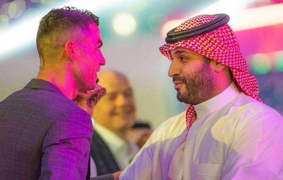 عکسی از رونالدو با لباس عربی در کنار بن سلمان