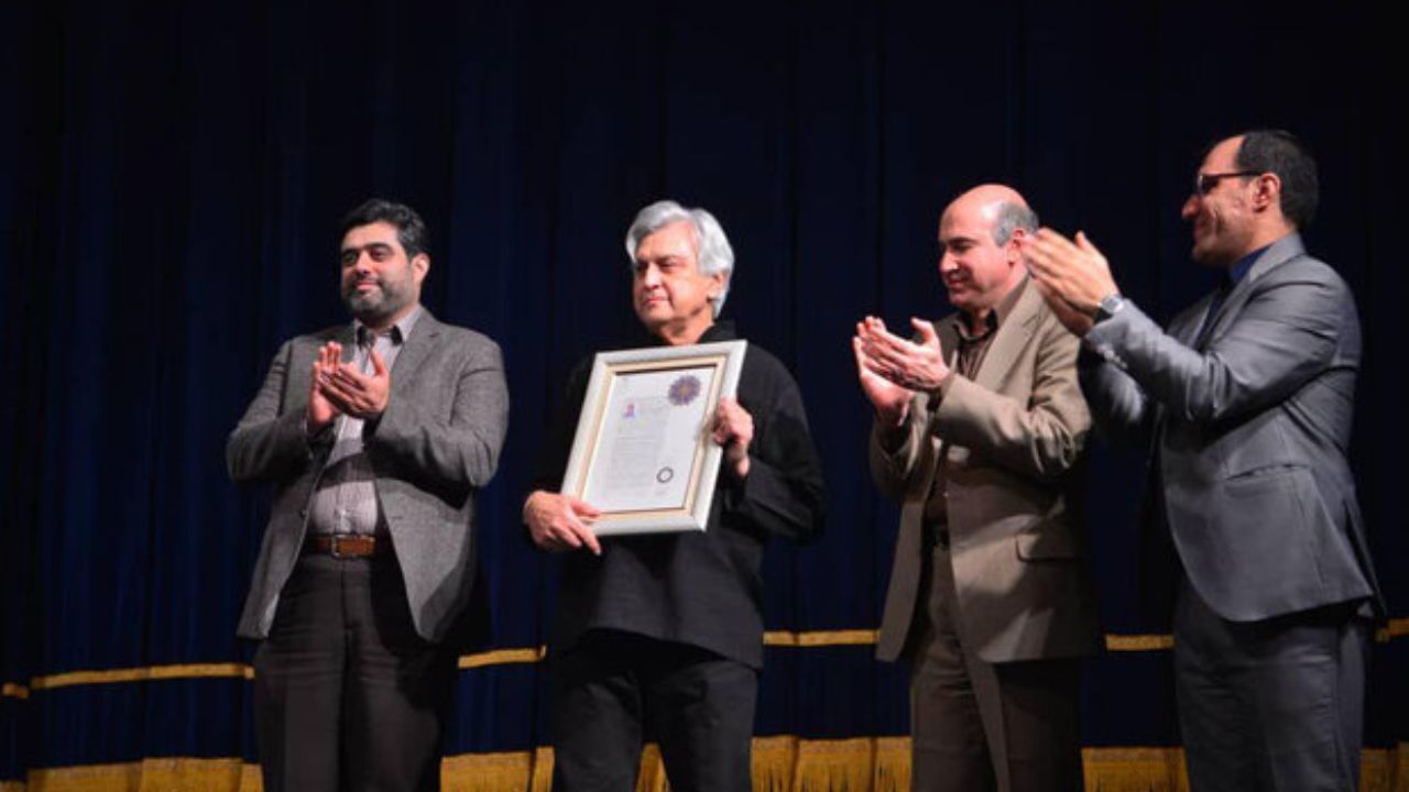 رافائل میناسکانیان نشان درجه یک هنری گرفت