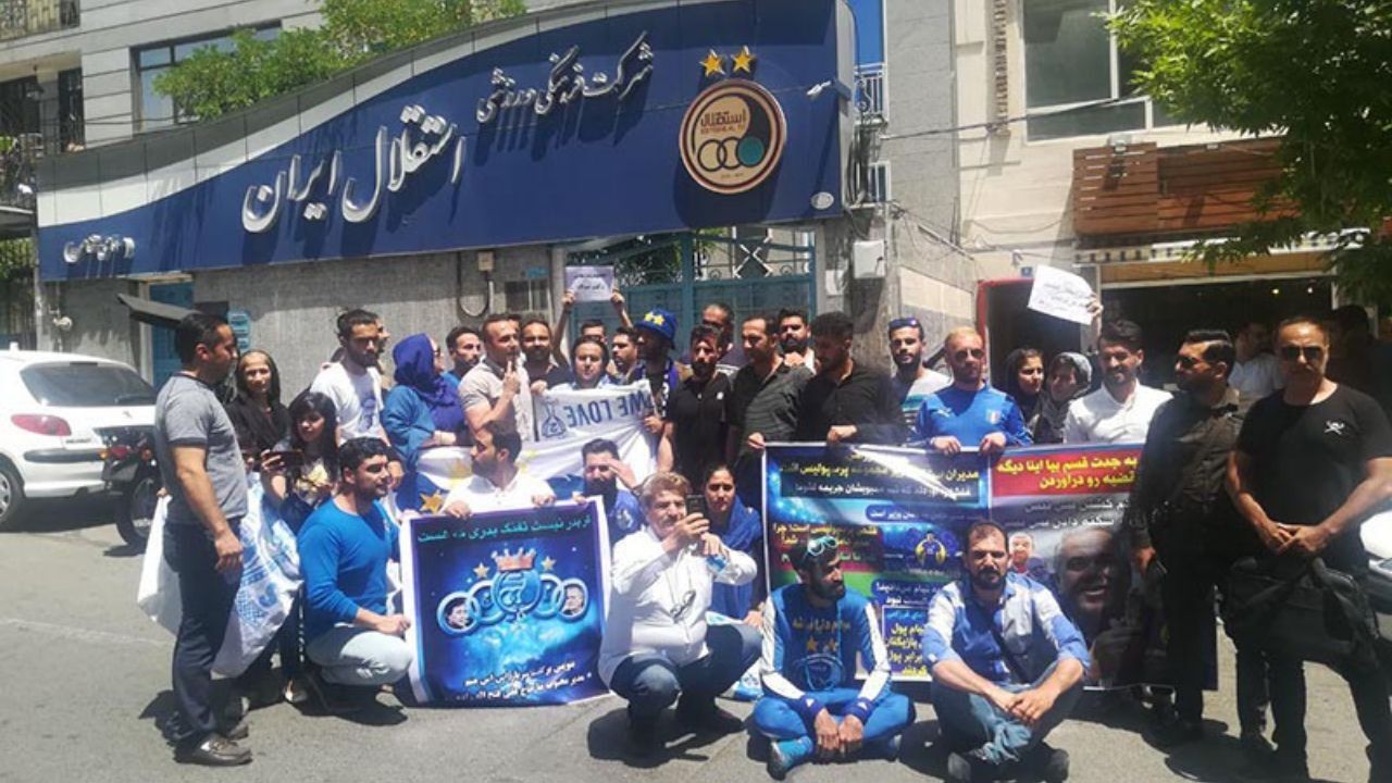 هواداران استقلال دوباره مقابل این باشگاه تجمع کردند