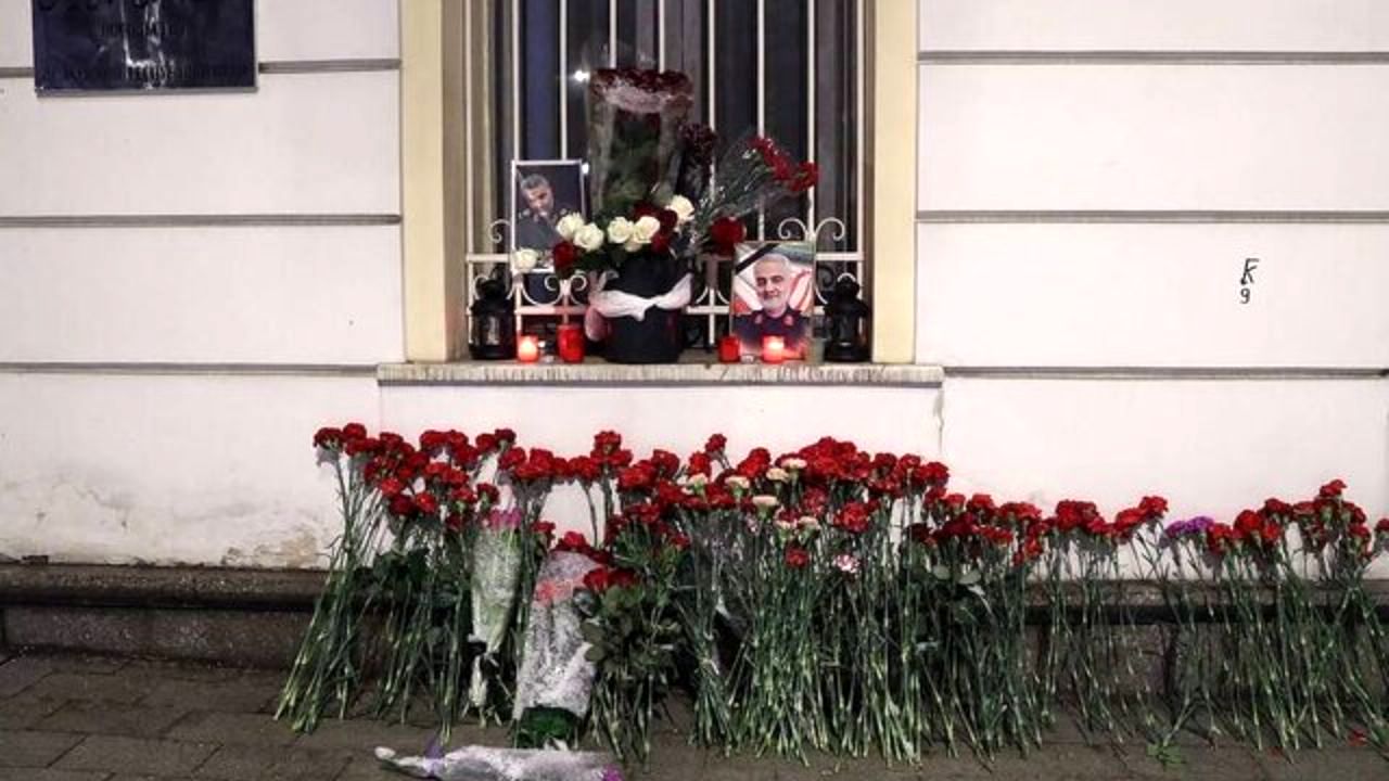 مراسم گرامیداشت یاد سردار سلیمانی مقابل سفارت تهران در «مسکو» برگزار شد