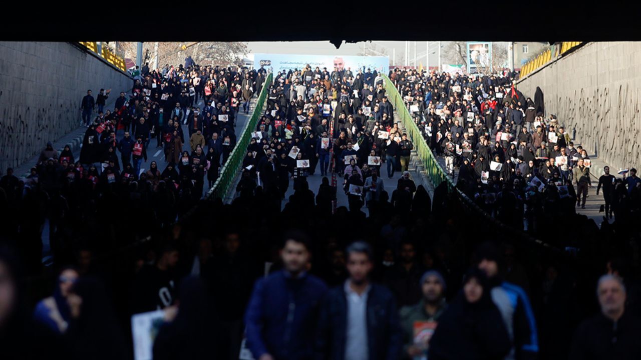 مجری شبکه خبر: این جمعیت را در 20 سال اخیر ندیده بودم + ویدئو