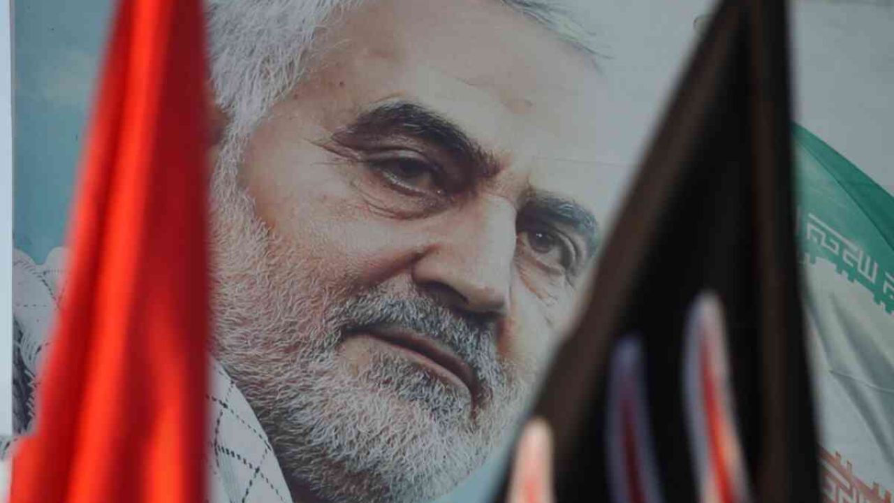 وقتی حاج قاسم سلیمانی در زمین فوتبال پا به توپ می‌شود + ویدئو