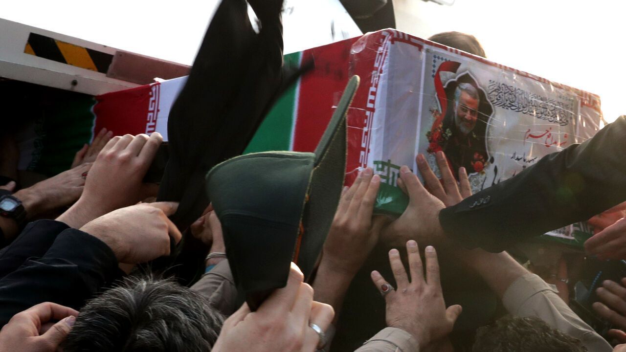 سیل خروشان جمعیت در مسیر تشییع شهید سلیمانی/ مراسم خاکسپاری پیکر شهید سردار سلیمانی لغو شد/ با توجه به ازدحام جمعیت امکان خاکسپاری پیکر شهدا فراهم نشد/ آیین تدفین پیکر شهدا برگزار می‌شود