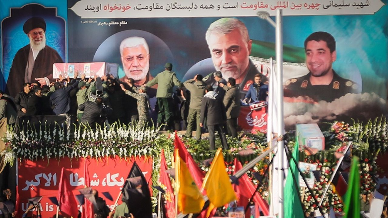 پیکر پاک شهید حاج قاسم سلیمانی وارد میدان آزادی «کرمان» شد + ویدئو