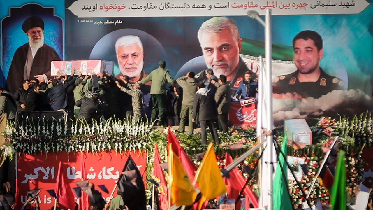 پیکر پاک شهید حاج قاسم سلیمانی وارد میدان آزادی «کرمان» شد + ویدئو