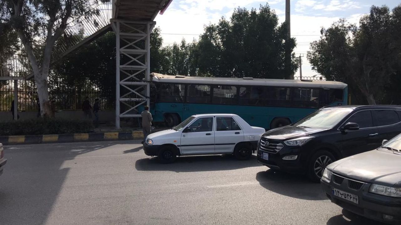 برخورد اتوبوس با پل عابر پیاده در اتوبان گلستان اهواز