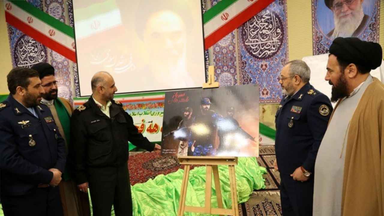 کتاب «تلخ‌تر از انتظار» و بازی موبایلی «سرباز قهرمان» رونمایی شد