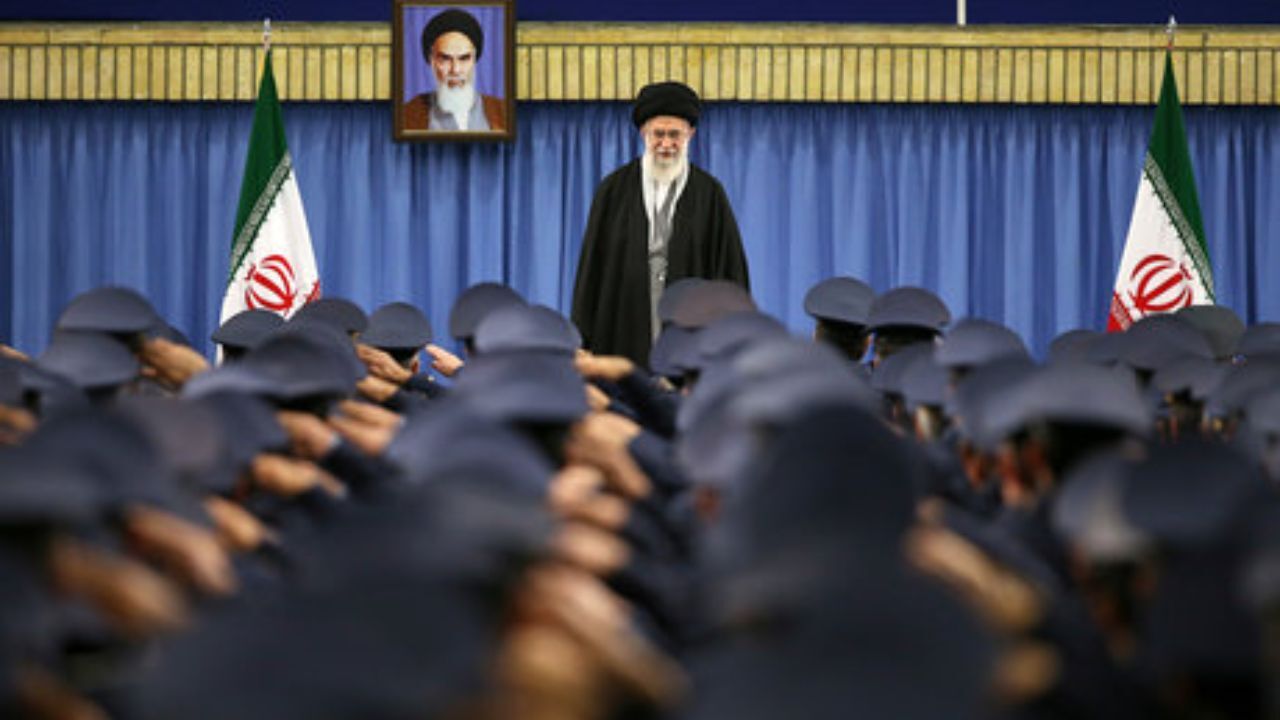 فرماندهان و کارکنان نیروی هوایی ارتش با رهبر انقلاب دیدار می‌کنند