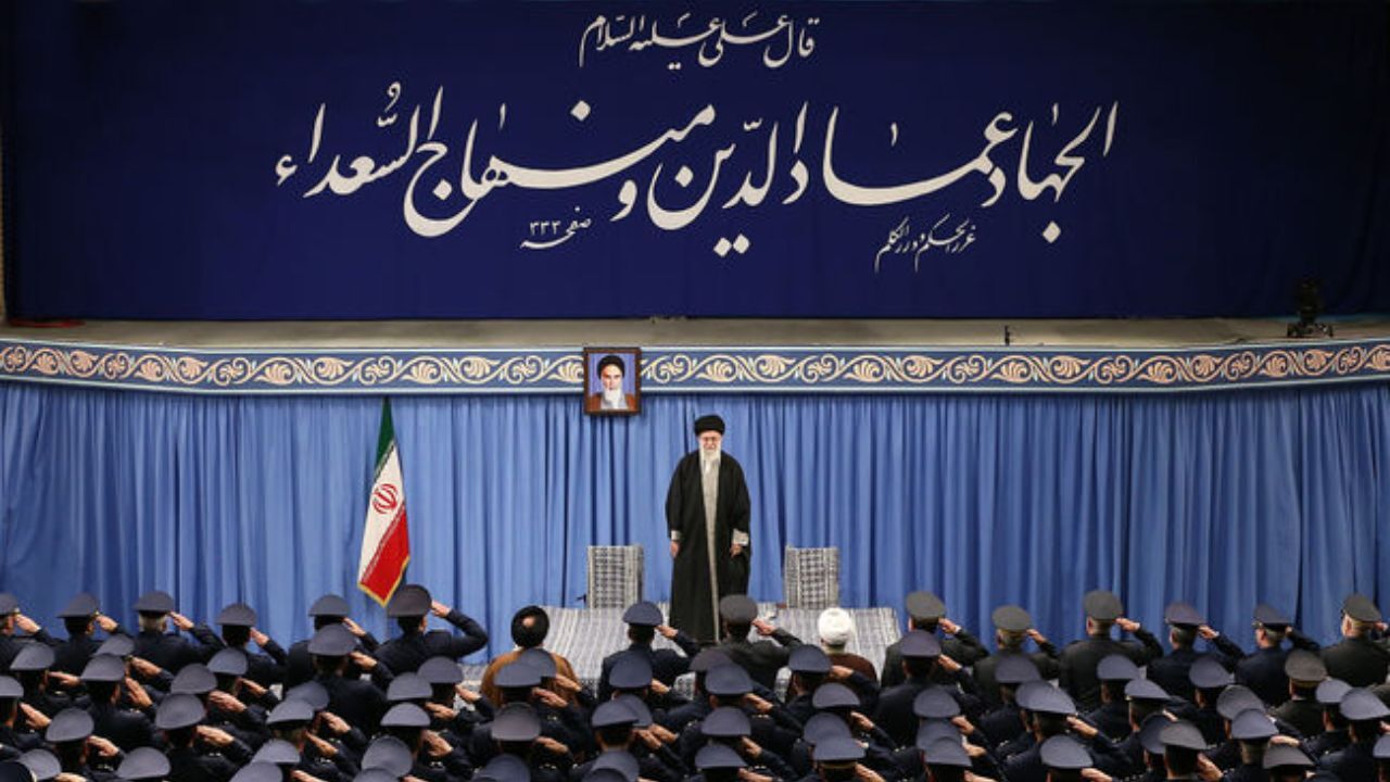 نیروی هوایی تهدید را تبدیل به فرصت کرده است/ باید قوی شویم تا جنگ نشود و تهدید دشمن تمام شود/ در ماجرای بیعت همافران با امام، رژیم طاغوت از جایی ضربه خورد که انتظار آن را نداشت/ تحریم‌های آمریکا یک جنایت است/ می‌توان با استفاده از شرایط تحریم، اقتصاد کشور