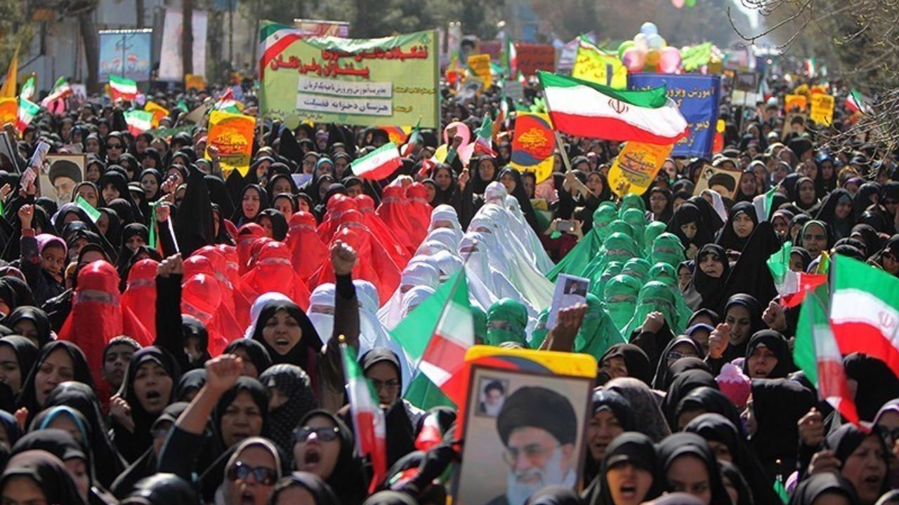 خانواده سردار سلیمانی؛ میهمان ویژه مراسم 22 بهمن/ روحانی در تهران سخنرانی می‌کند، رئیسی در مشهد