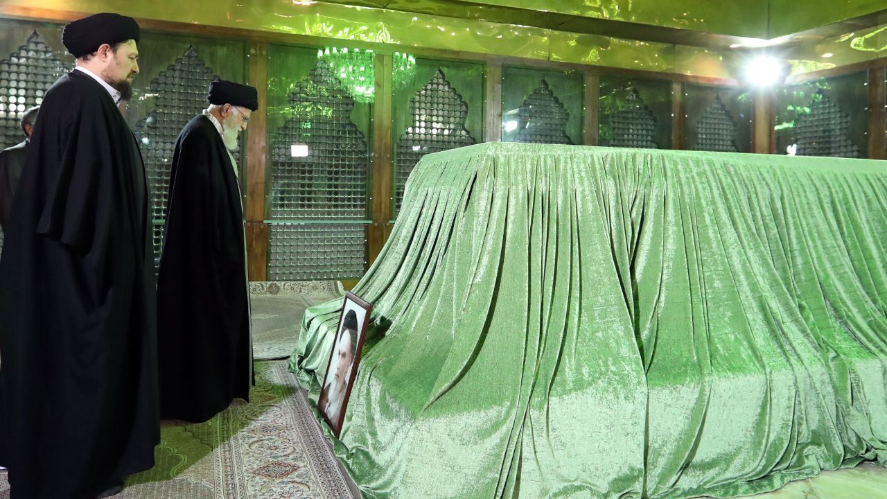 رهبر انقلاب اسلامی در مرقد امام خمینی(ره) و گلزار شهدا حضور یافتند