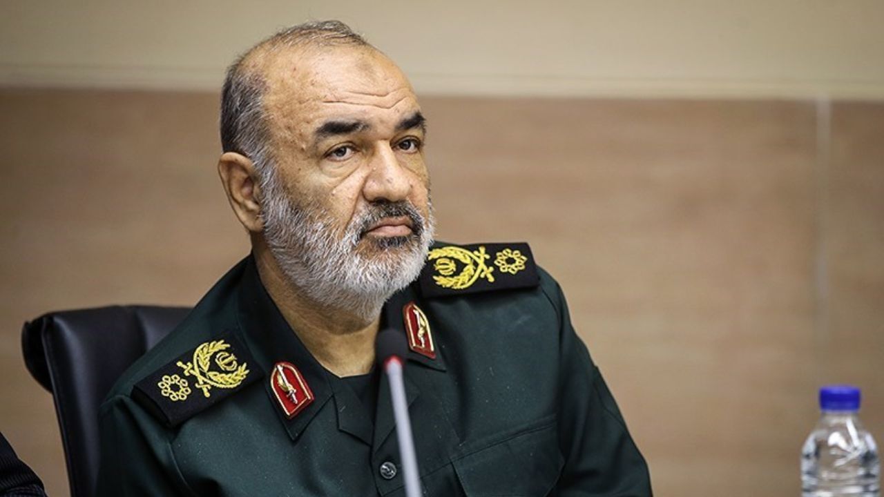 ملت ایران مسیر انقلاب را با قدرت ادامه می‌دهد