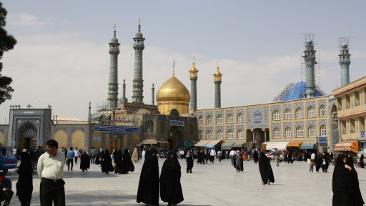 نماز جماعت و مراسمات مذهبی حرم حضرت معصومه تعطیل شد