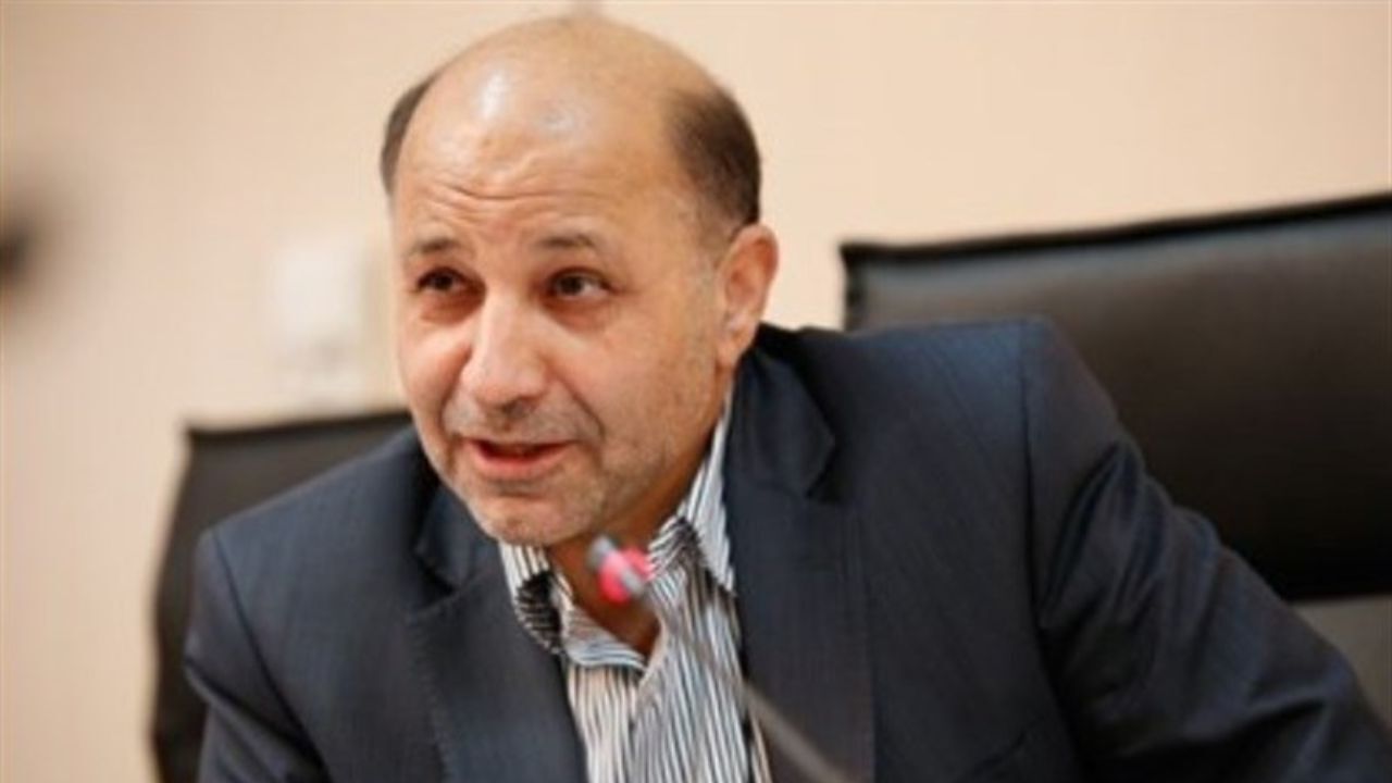 بخش زیادی از نوسانات در بازار ارز و طلا ناشی از مسائل سیاسی و اضطراب‌های موجود در جامعه است/ شوک روانی FATF، کرونا و ترس از کاهش ارزش پول ملی عوامل افزایش نرخ ارز است/ کاهش ارزش پول ملی موجب تقاضا برای خرید ارز می‌شود/ کنترل تورم آرامش را در بازار ارز و ط