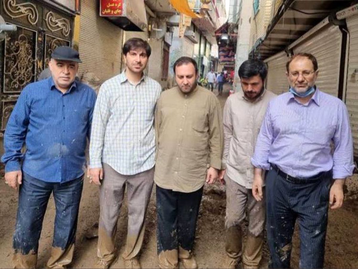 چرا انتقاد می‌کنید که فلانی بدون چکمه به منطقه سیل‌خیز رفت؟/ وزیر اقتصاد هم رفته بود پول بیمه را بپردازد!