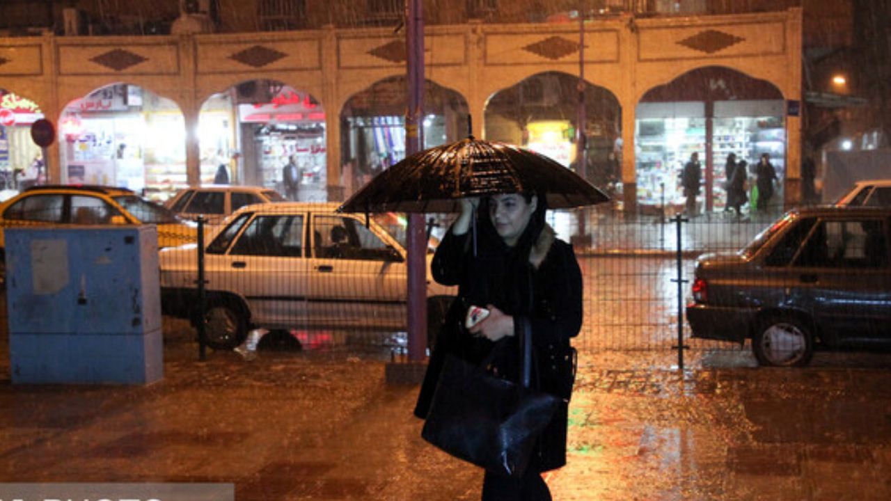 کشور میزبان بارش باران می‌شود