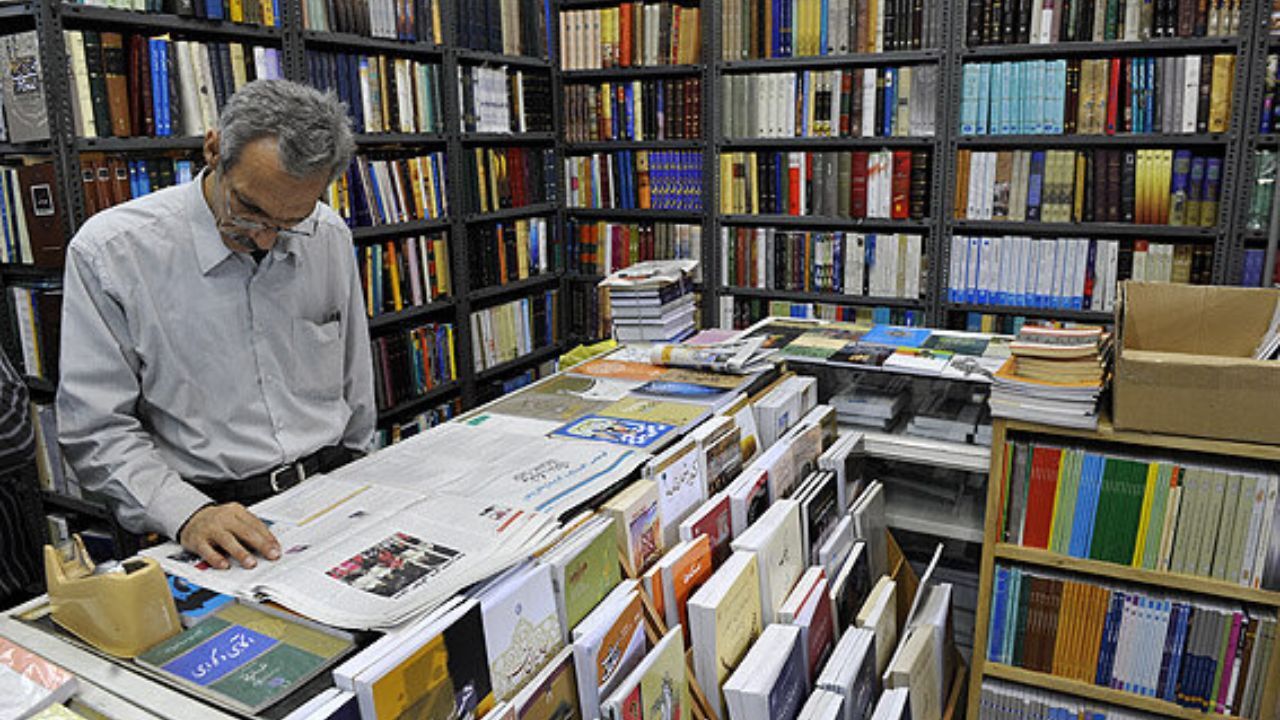 سه کتاب «دهه‌ی‌ 40 و مشق‌های دیگر»، «عبور از دیوارها» و «هیچ دوستی به جز کوهستان» مورد استقبال قرار گرفتند/ دو جلدی «مثنوی معنوی» تصحیح محمدعلی موحد با 490 هزار تومان خریداران خود را دارد/ مدیر نشر ثالث: با کسادی شب عید و نبود نمایشگاه کتاب، نشر دچار بحرا