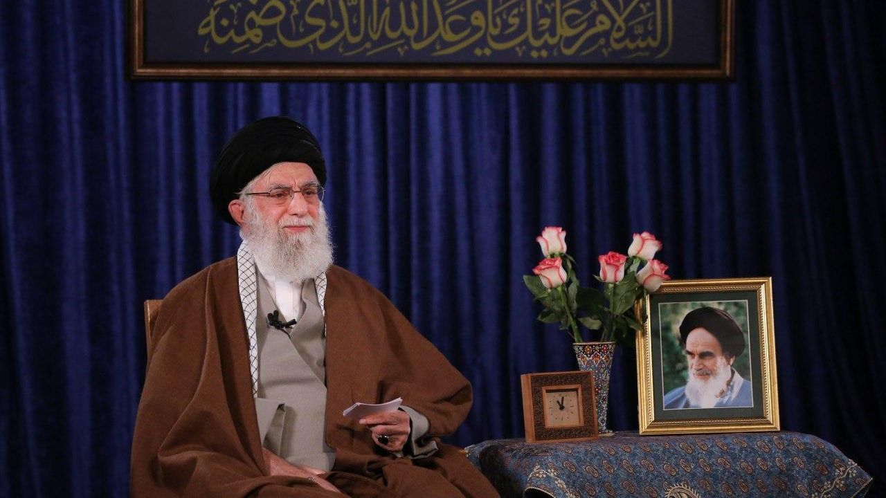 کرونا ما را از توطئه دشمنان و استکبار غافل نکند/ کرونا آزمون دولت‌ها و ملت‌هاست/ ملت ایران در آزمون کرونا خوش درخشید/ برنامه‌های کمک به قشرهای ضعیف هرچه سریع‌تر، بیشتر و بهتر اجرا شود