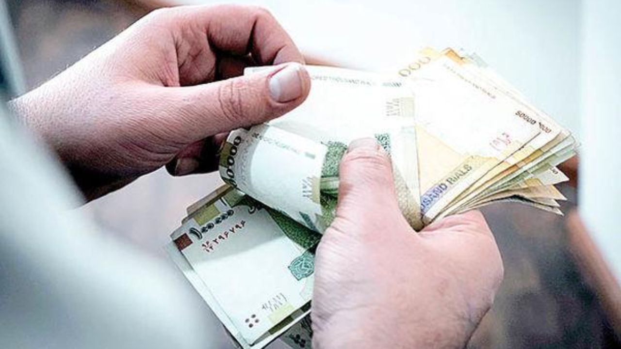 لزوم دخالت دولت در بازار کار؛ دستمزد قانونی طرفین بازار کار را راضی نمی­‌کند/ دستمزد تعادلی در بازار غیررسمی تعیین می­‌شود/ فاصله میان حداقل حقوق و تورم را دولت باید تامین کند