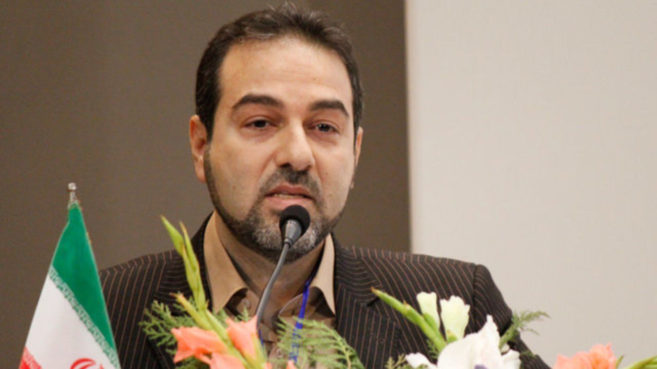 افرادِ با بیماران زمینه‌ای از حضور در محل کار خودداری کنند