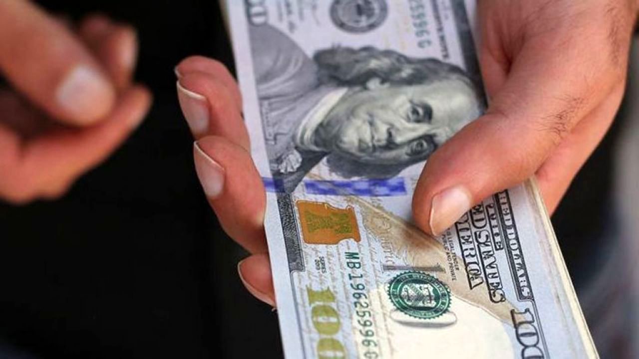 کاهش ارزش دلار در بازار جهانی ادامه دارد