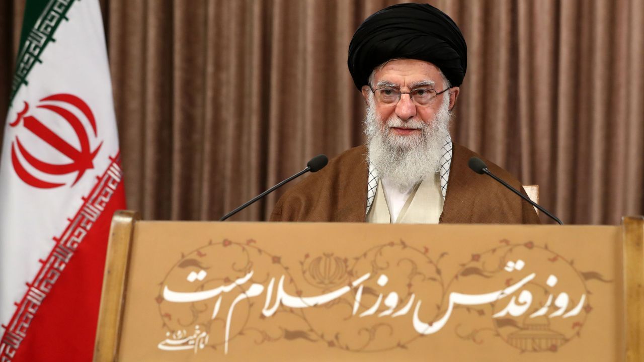 همه باید دست مبارز فلسطینی را پُر، و پشت او را محکم کنند