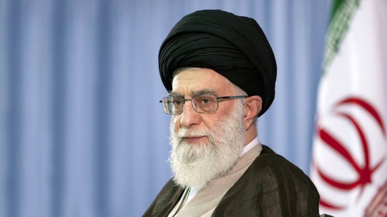 اولین گروهی که با آیت‌الله خامنه‌ای بیعت کردند+عکس