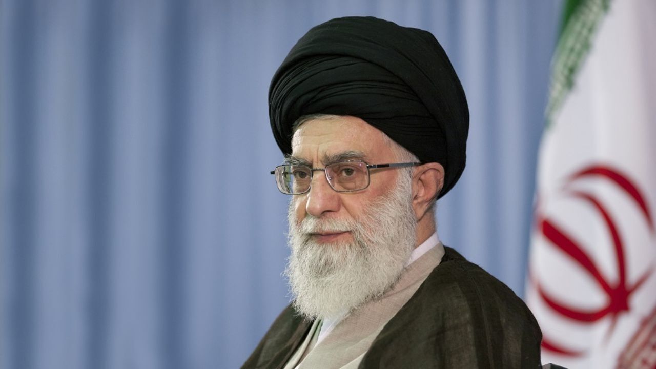 اولین گروهی که با آیت‌الله خامنه‌ای بیعت کردند+عکس