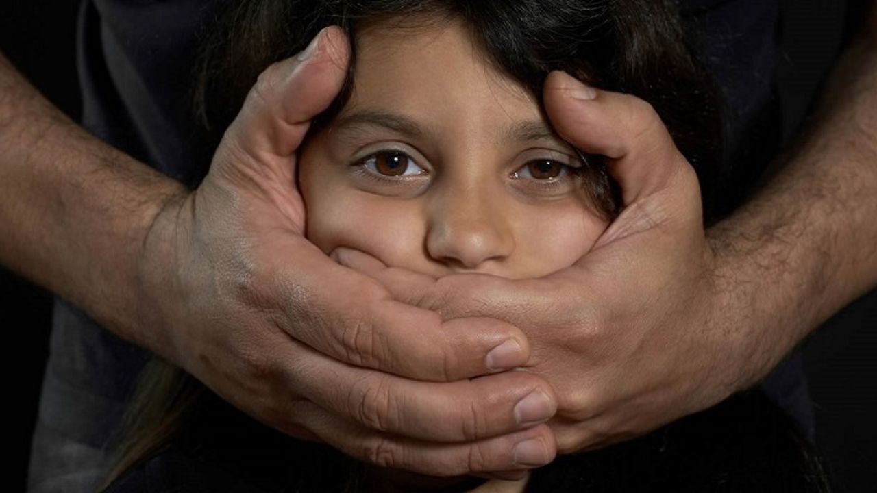 مادر آزارگر راهی زندان شد/ کودک آزاردیده چه وضعیتی دارد؟