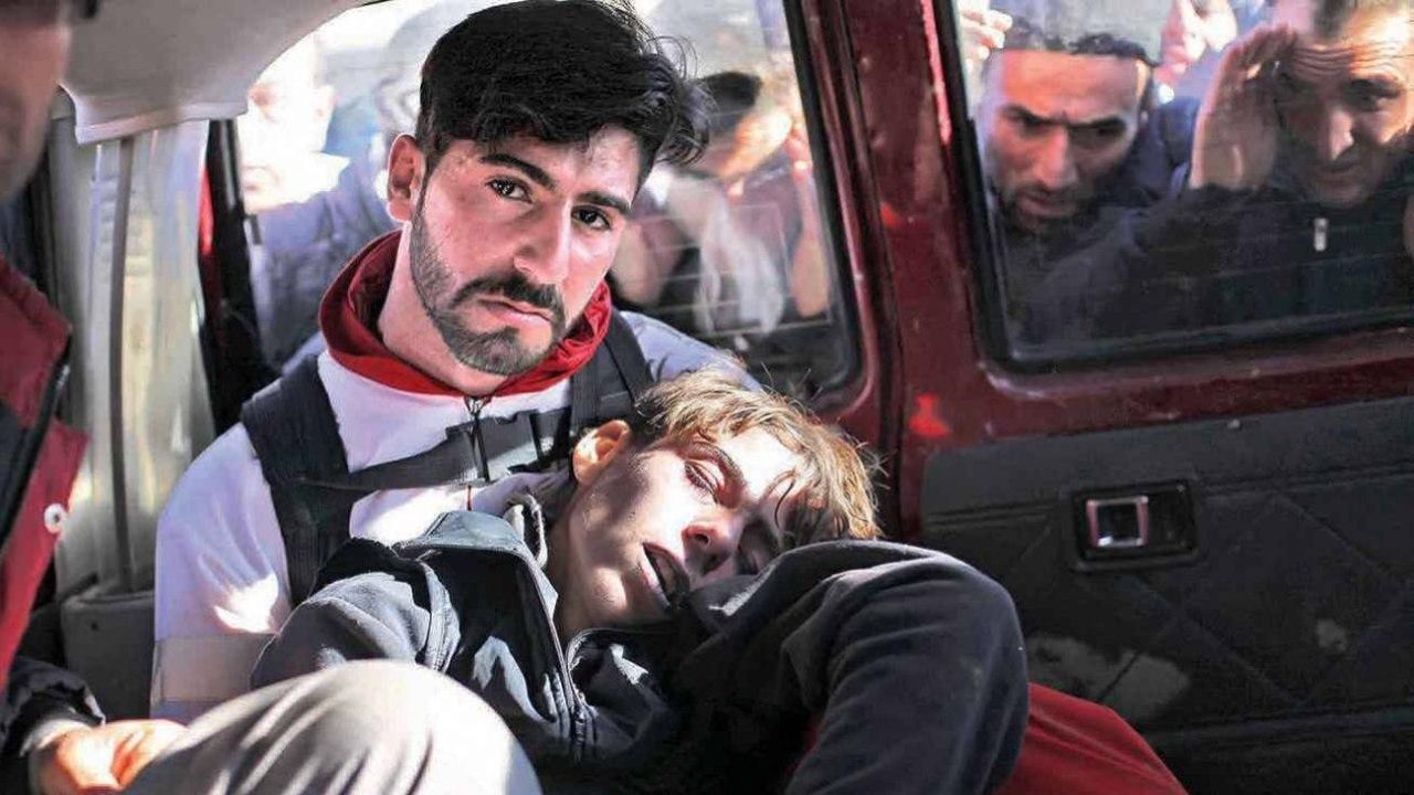 عکس سال خبری ایران / کوله‌بری در خون