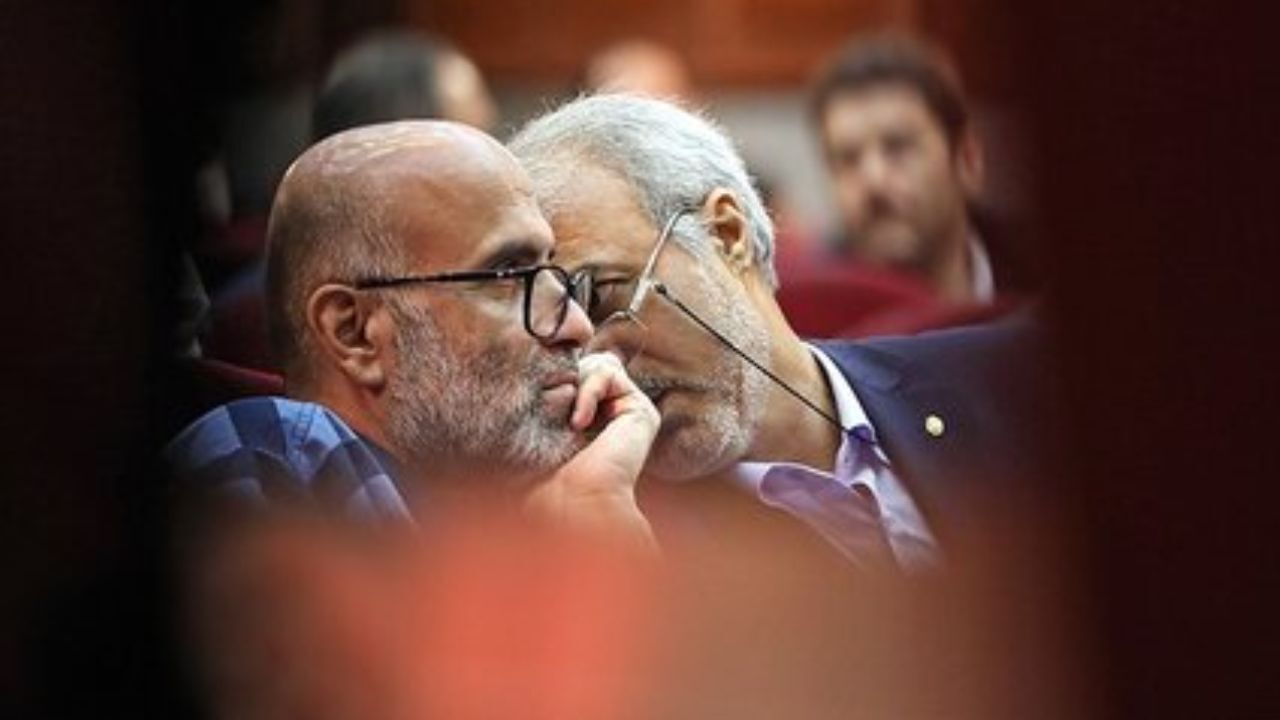 حجم عظیم پرونده اکبر طبری در هفتمین جلسه دادگاه+ عکس