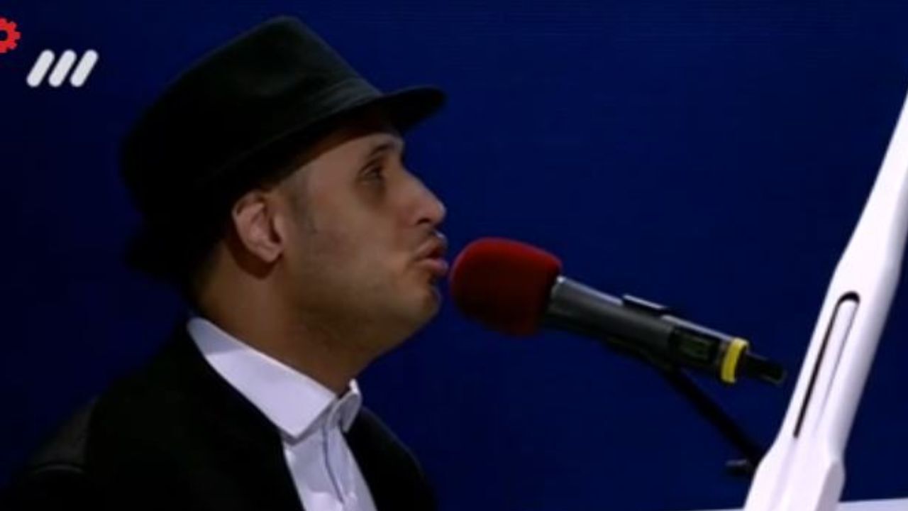 اجرای زیبا و تاثیرگذار خواننده و نوازنده نابینا در عصر جدید + ویدئو