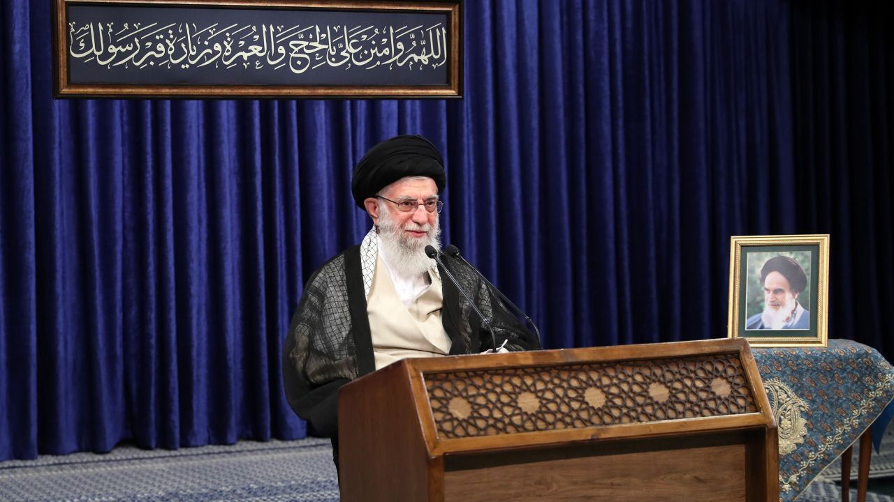 نشان فداکاری به دانشگاه افسری امام علی(ع) اهدا شد