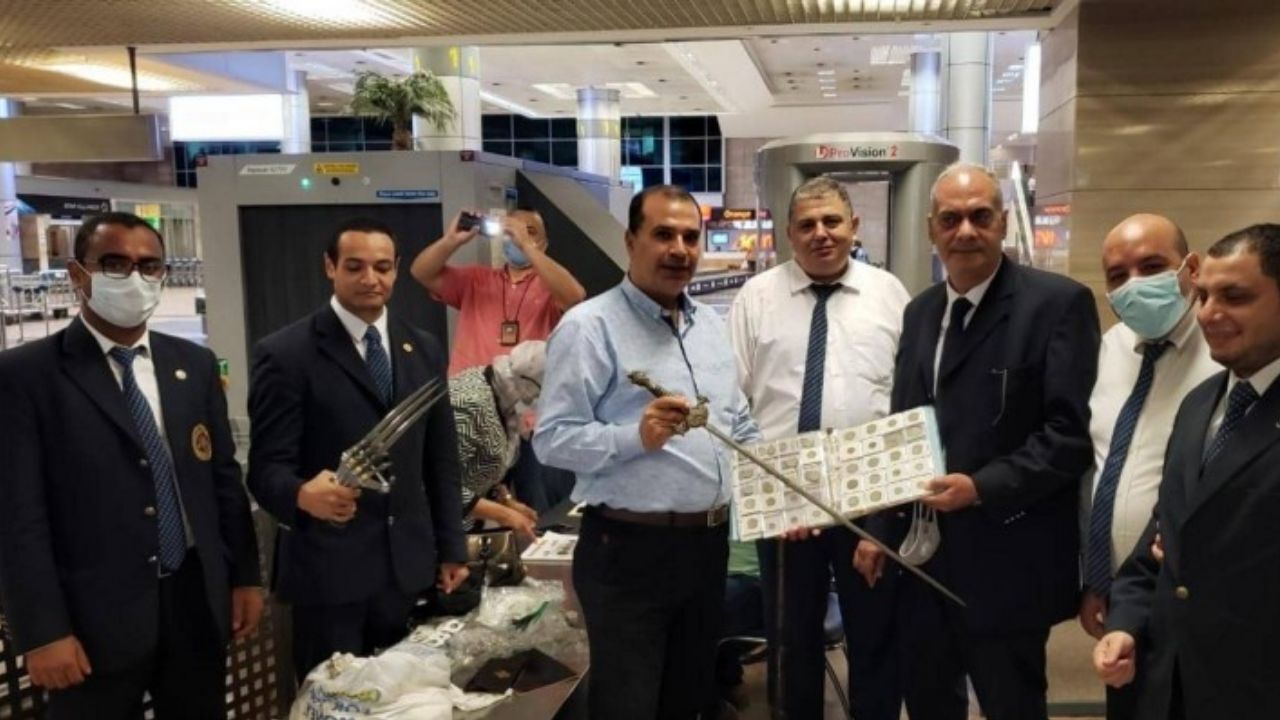 دور دنیا | دستگیری مسافری با انواع سلاح در فرودگاه قاهره