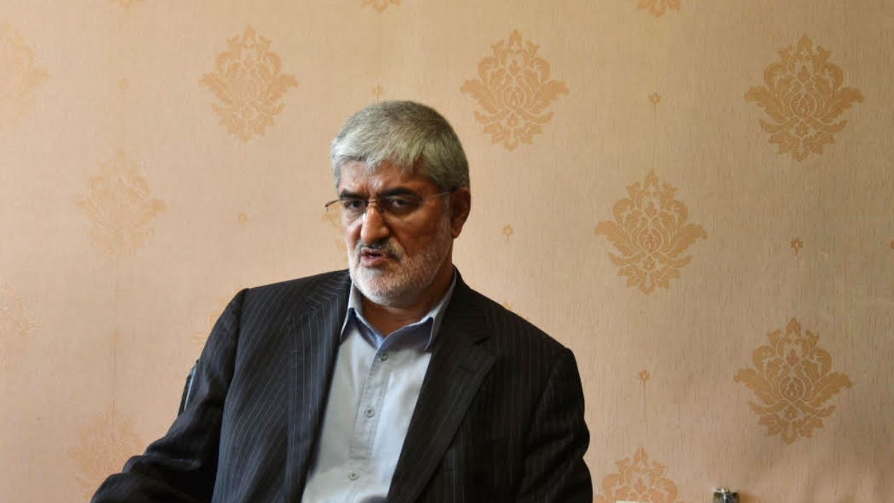 می‌گویند فقط نظر رسمی نظام را تکرار کنید، این منجر به چاپلوسی می‌شود