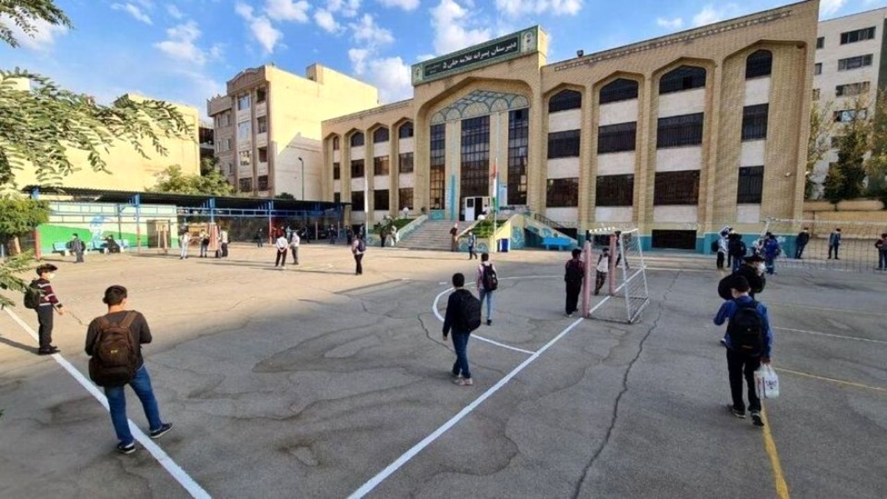 دانش‌آموزان دختر از روی جلد کتاب ریاضی حذف شدند+ عکس