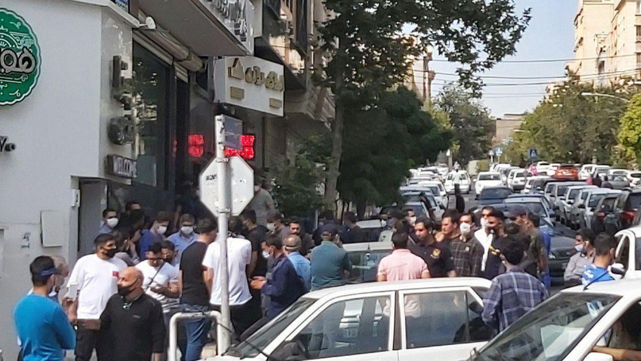 تجمع هواداران استقلال مقابل ساختمان باشگاه / سلطانی‌فر را استیضاح کنید