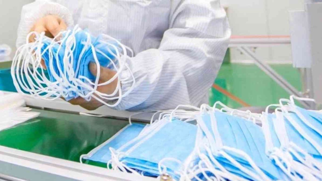 تاکید فرمانده عملیات مدیریت بیماری کرونا بر ضرورت نظارت بر تولید ماسک